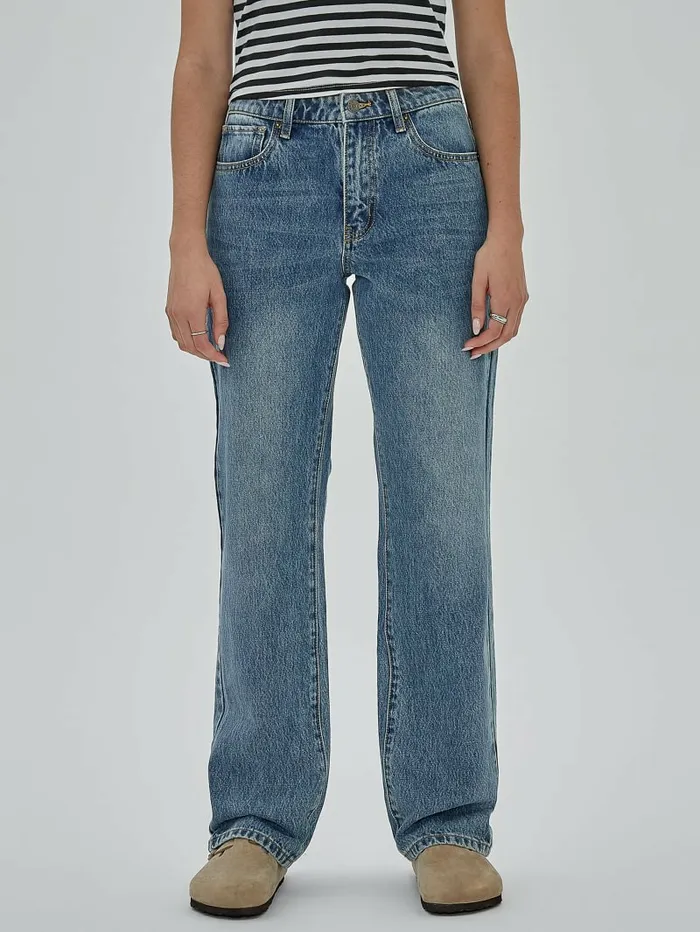 GUESS GUESS Originals Kit Straight Jeans Go Fez Medium Wash Women Jeans and Denim GUESS GUESS Originals Kit Straight Jeans Go Fez Medium Wash Women Jeans and Denim