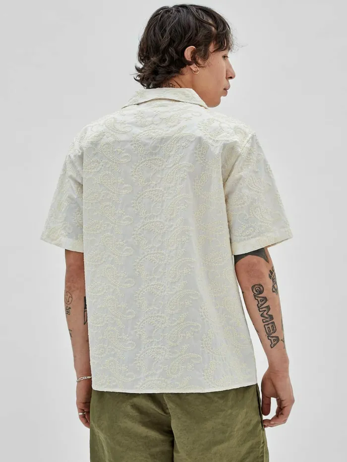 Shirts GUESS Men GUESS Originals Embroidered Paisley Shirt Lemon Washed Shirts GUESS Men GUESS Originals Embroidered Paisley Shirt Lemon Washed