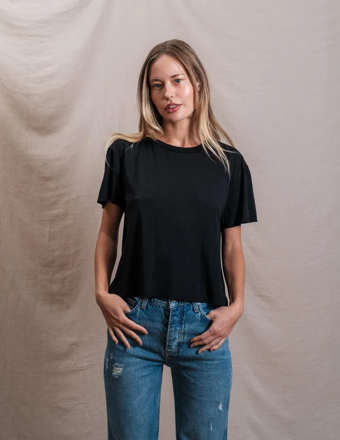 Sundry Clothing Tees Women Butter Soft Boxy Crop In Black Black