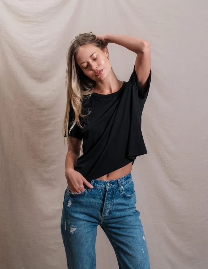 Sundry Clothing Tees Women Butter Soft Boxy Crop In Black Black