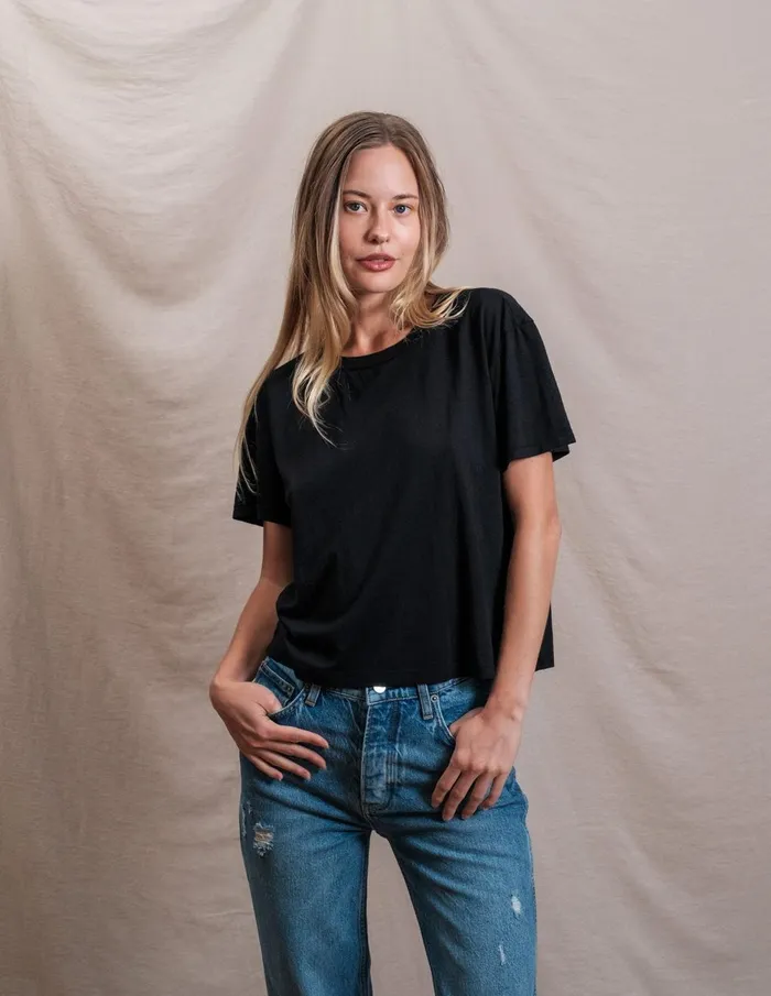 Sundry Clothing Tees Women Butter Soft Boxy Crop In Black Black
